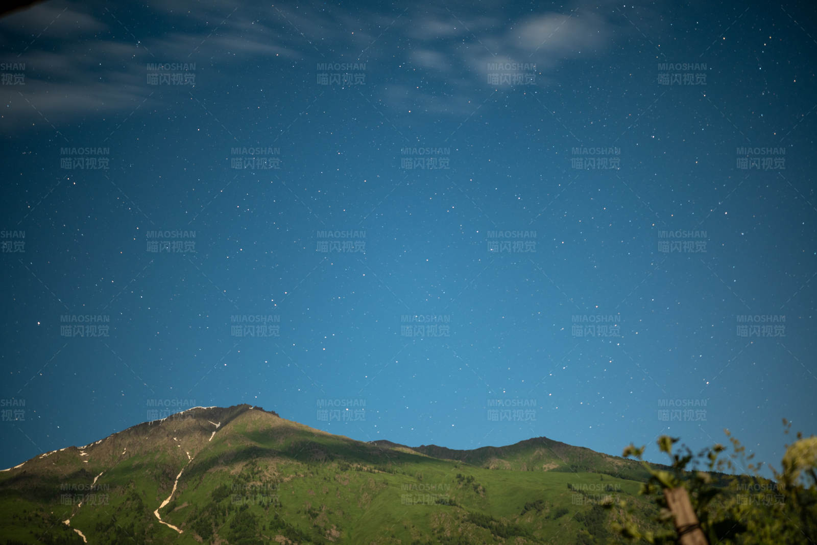 新疆喀纳斯星空下的山峦夜景图片