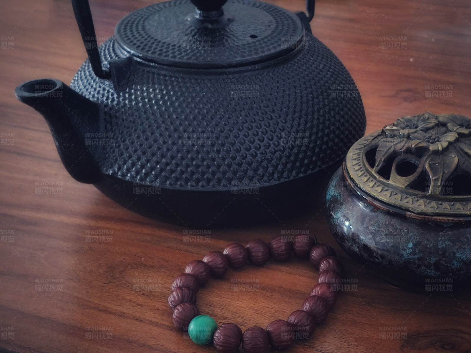 茶壶与手链图片