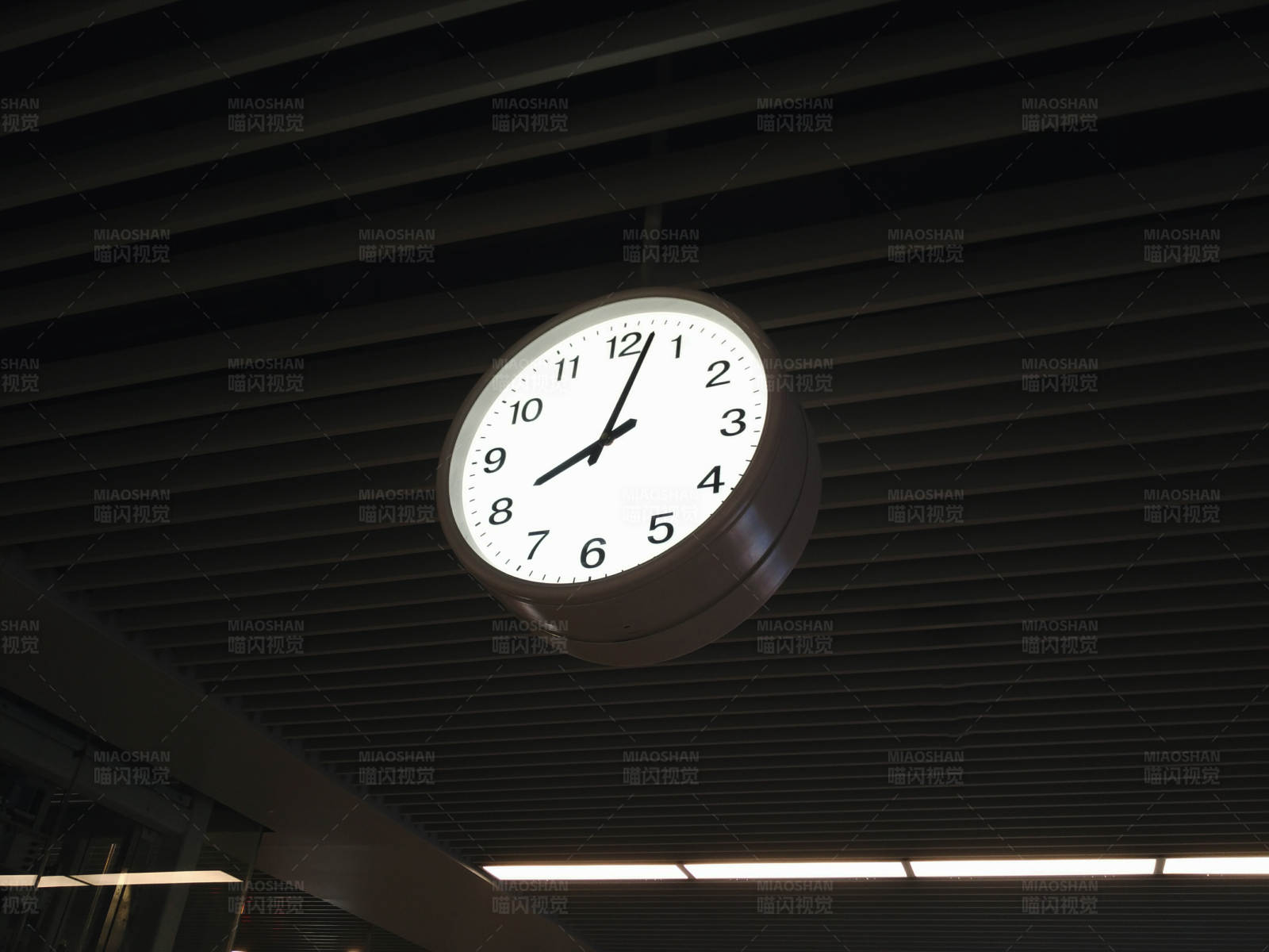 悬挂的时钟指示时间图片
