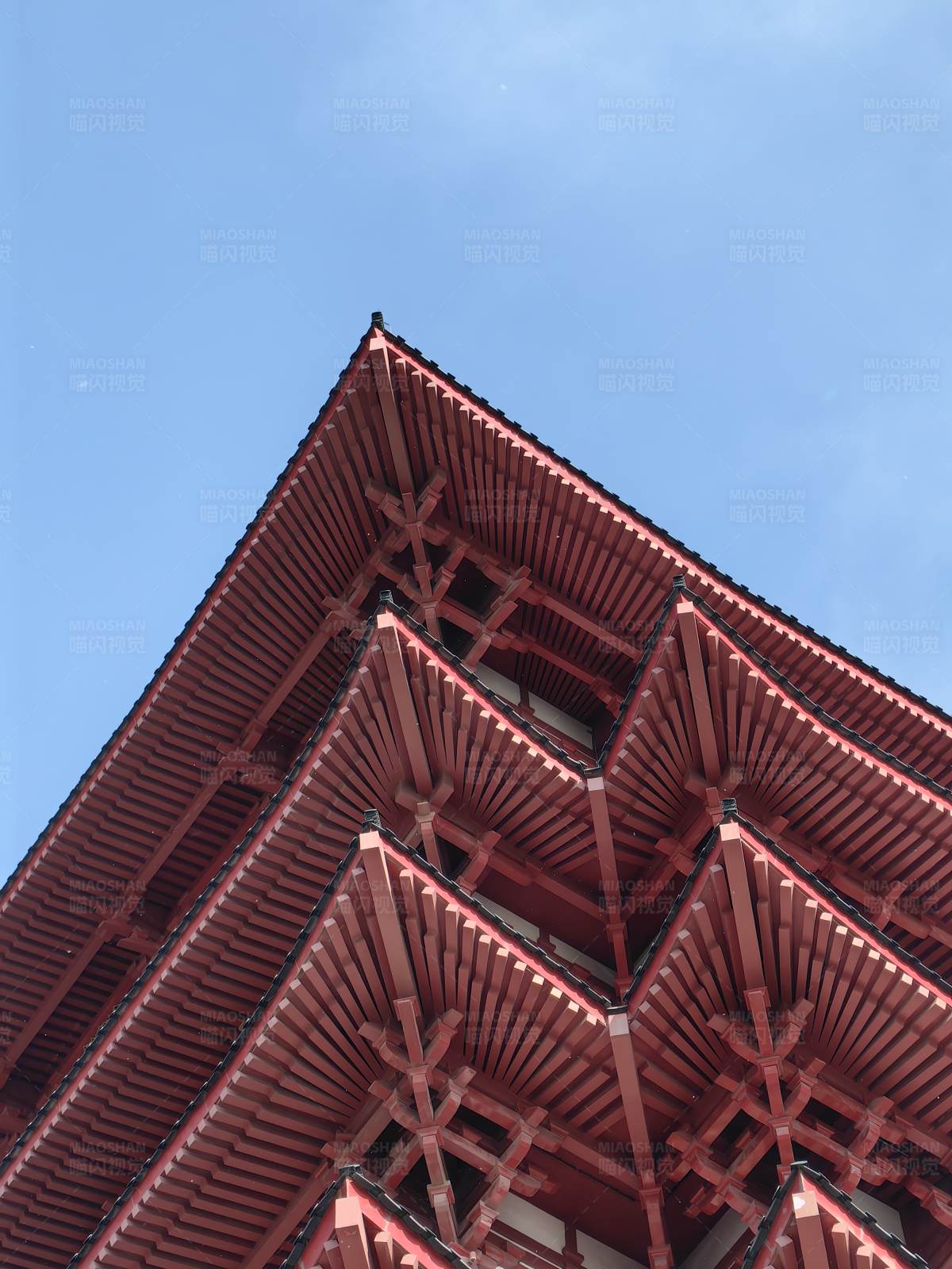 红墙古寺映蓝天图片