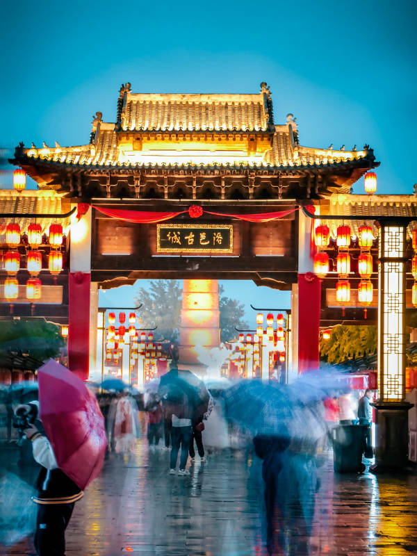 雨夜洛邑古城图片