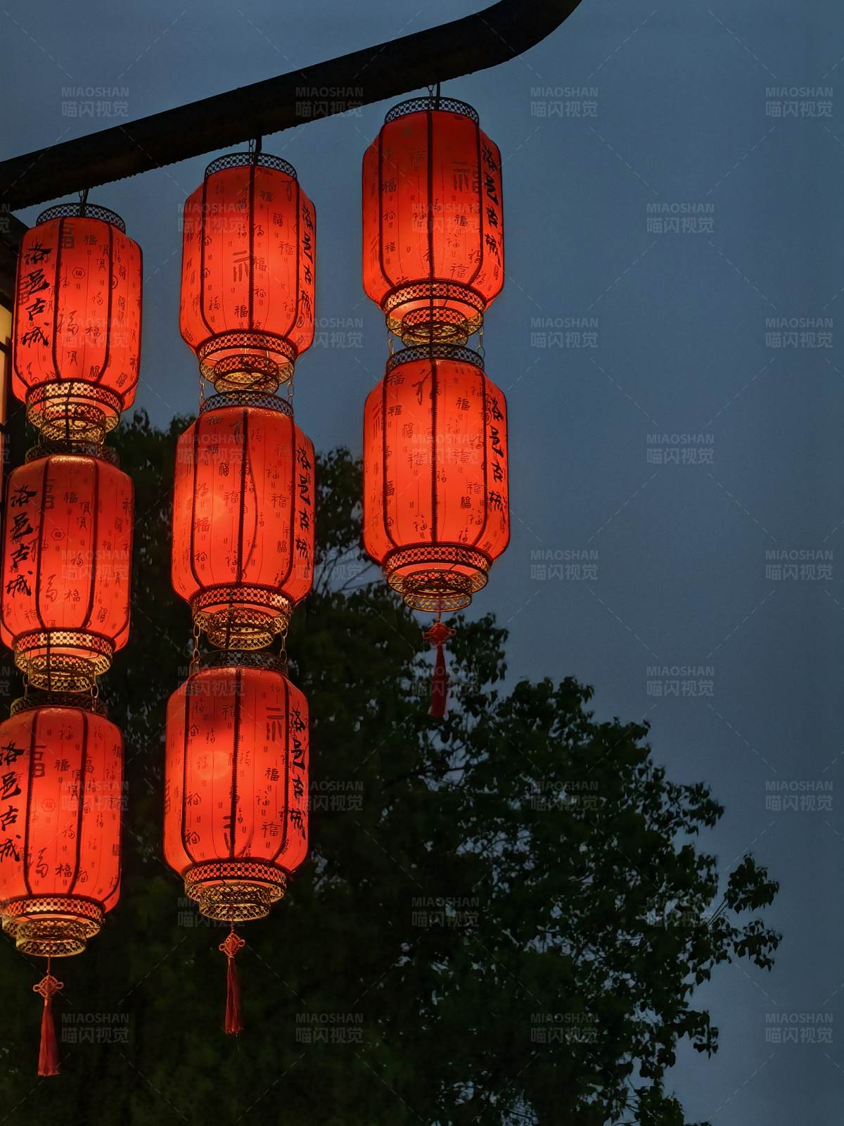 夜幕下的红灯笼图片