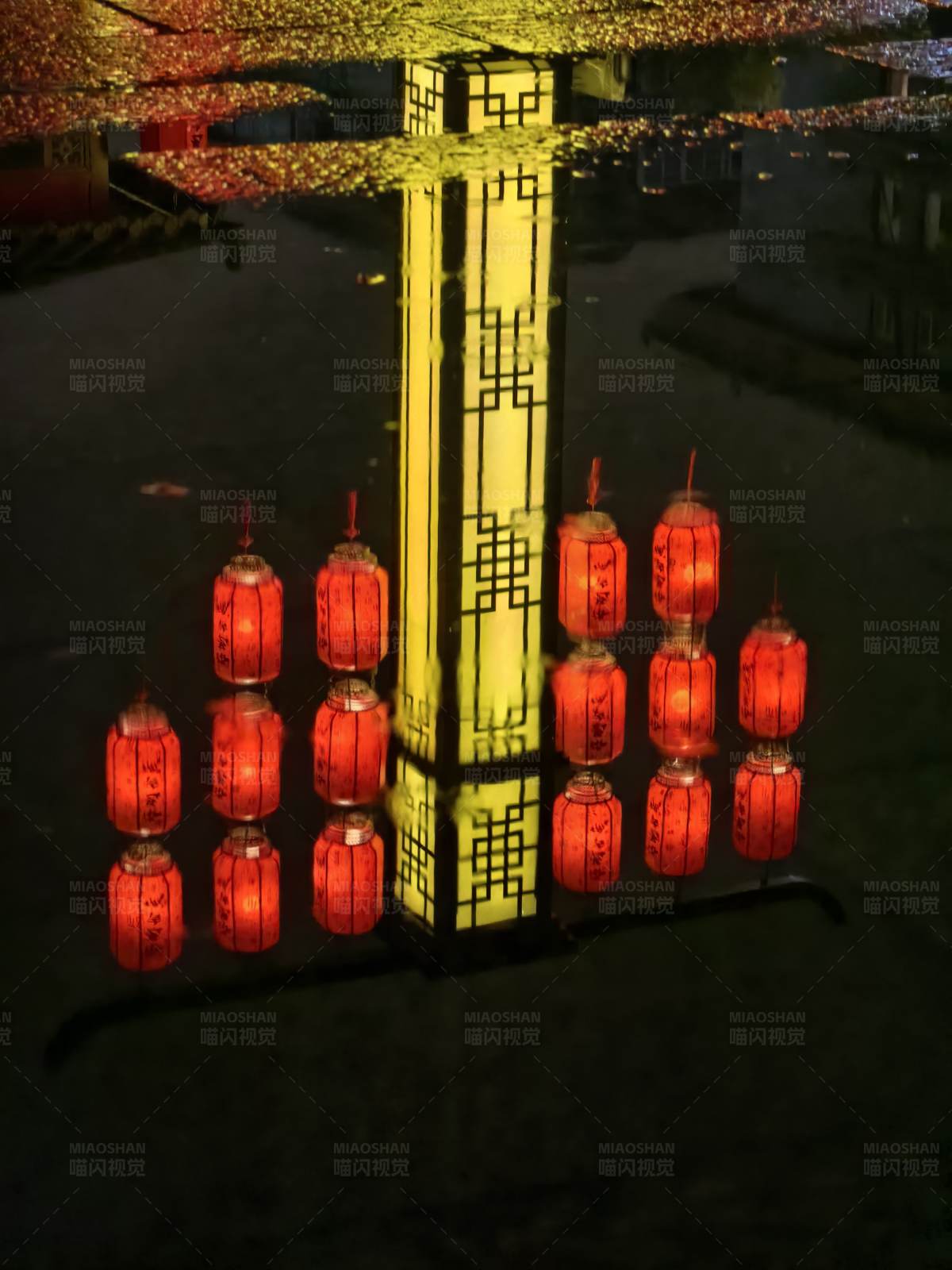 水中倒影的灯笼和塔图片