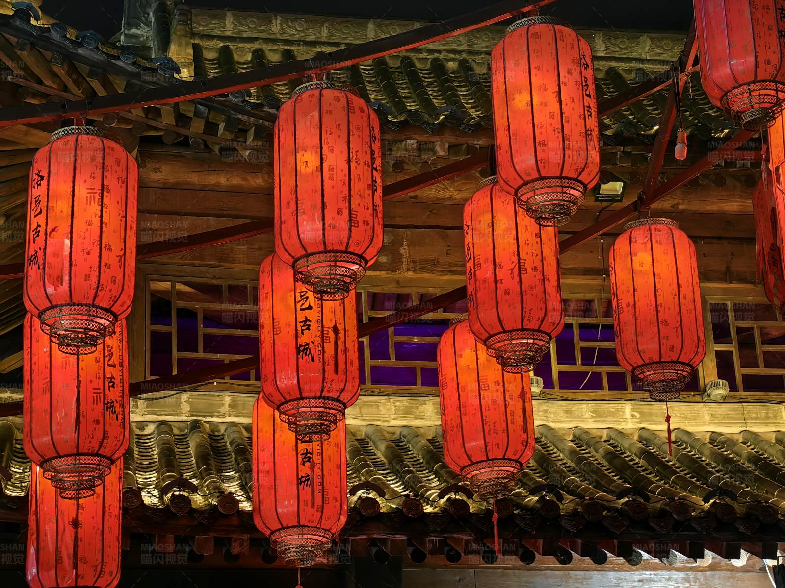 夜幕下的红灯笼图片