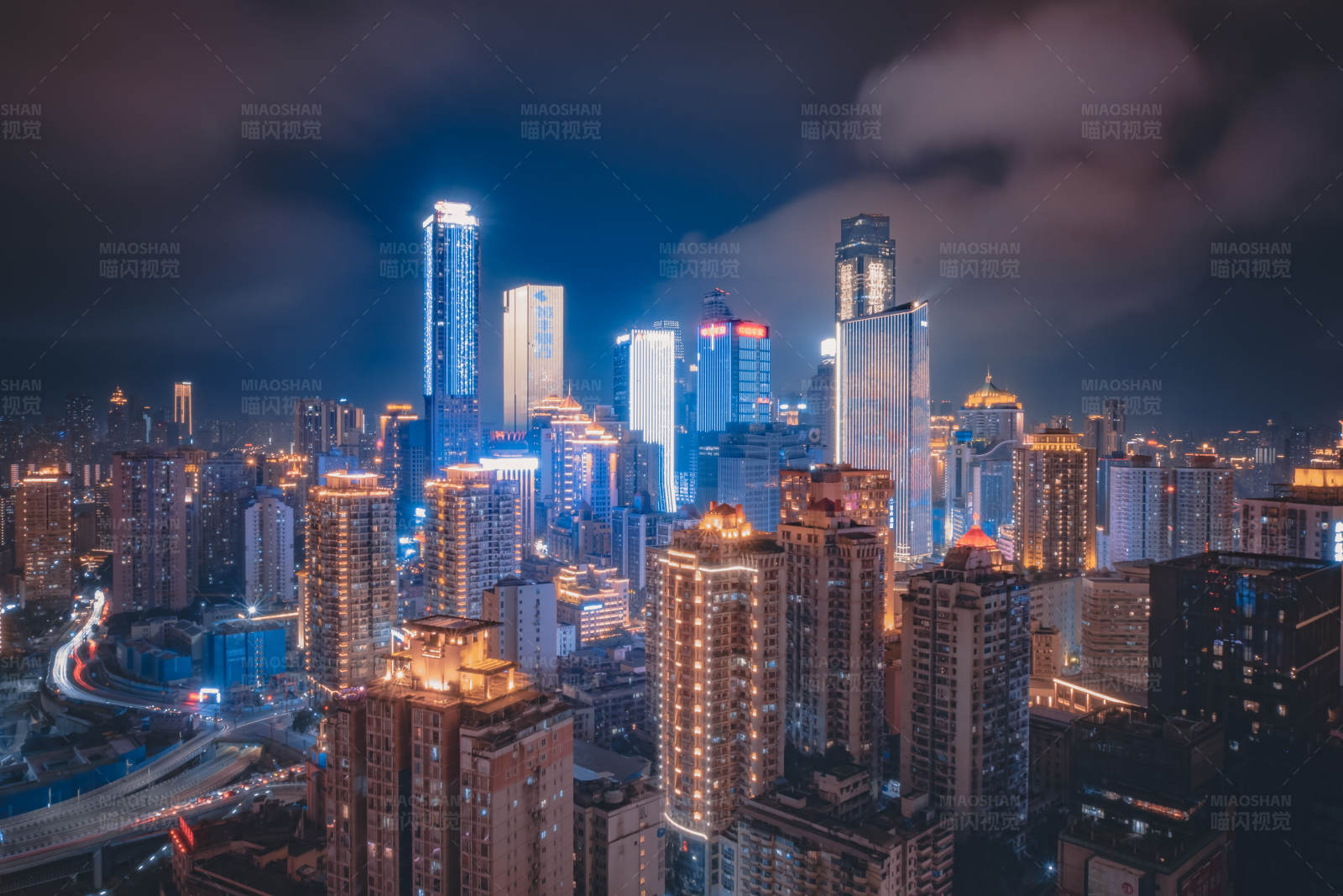 夜幕下的城市灯火辉煌图片