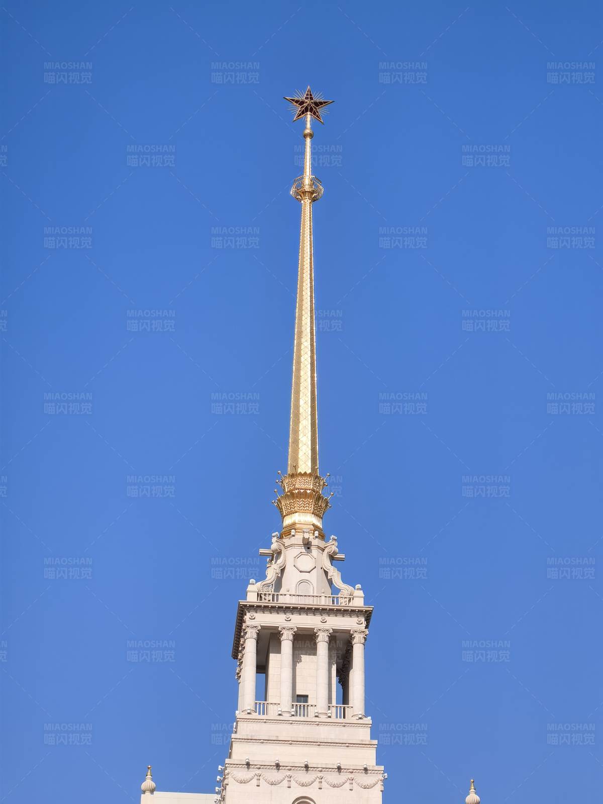 金色尖塔映蓝天图片