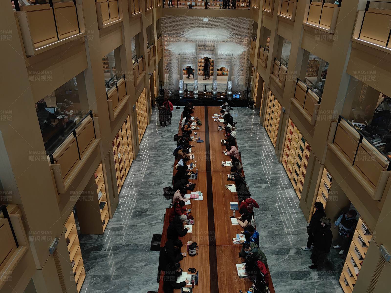 上海徐家汇图书馆内学习的人群图片