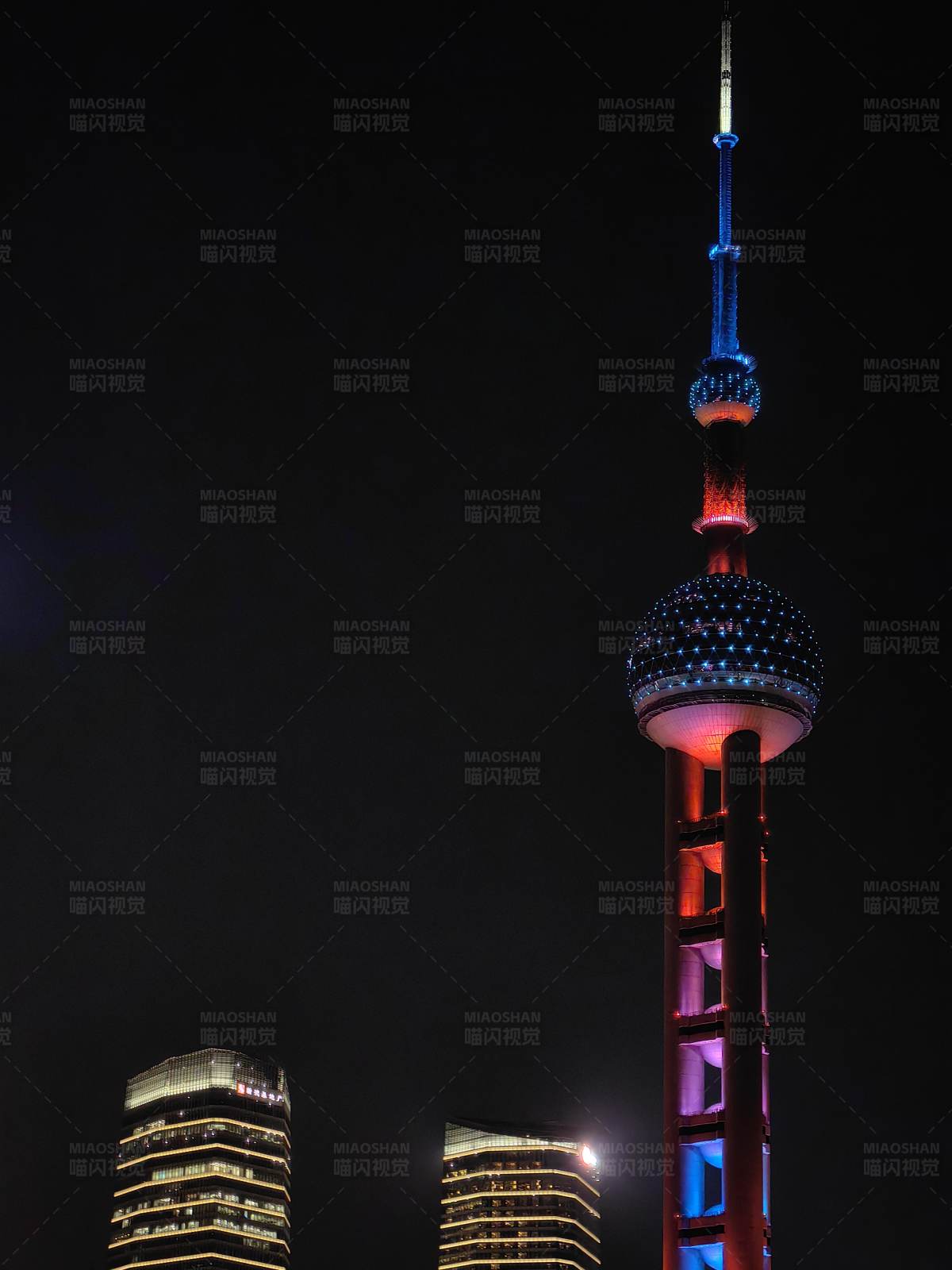 夜色中的东方明珠塔图片