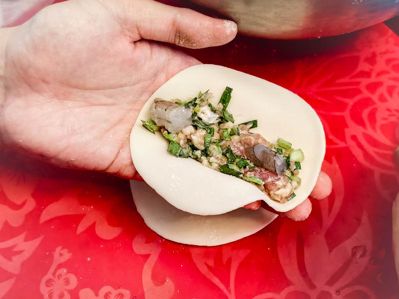 手工锅贴制作中图片