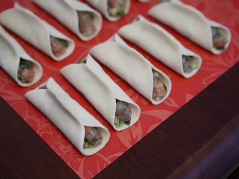 美味锅贴待烹煮图片