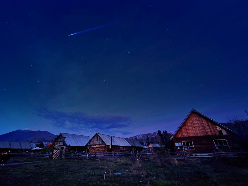 流星划过乡村夜空 新疆禾木风景区图片