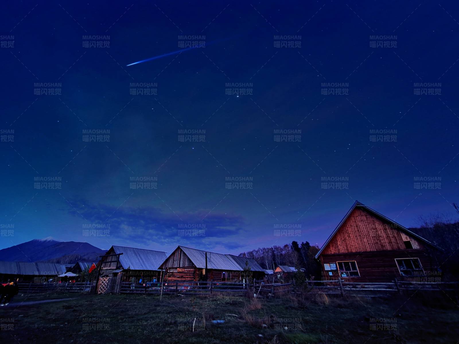 流星划过乡村夜空 新疆禾木风景区图片