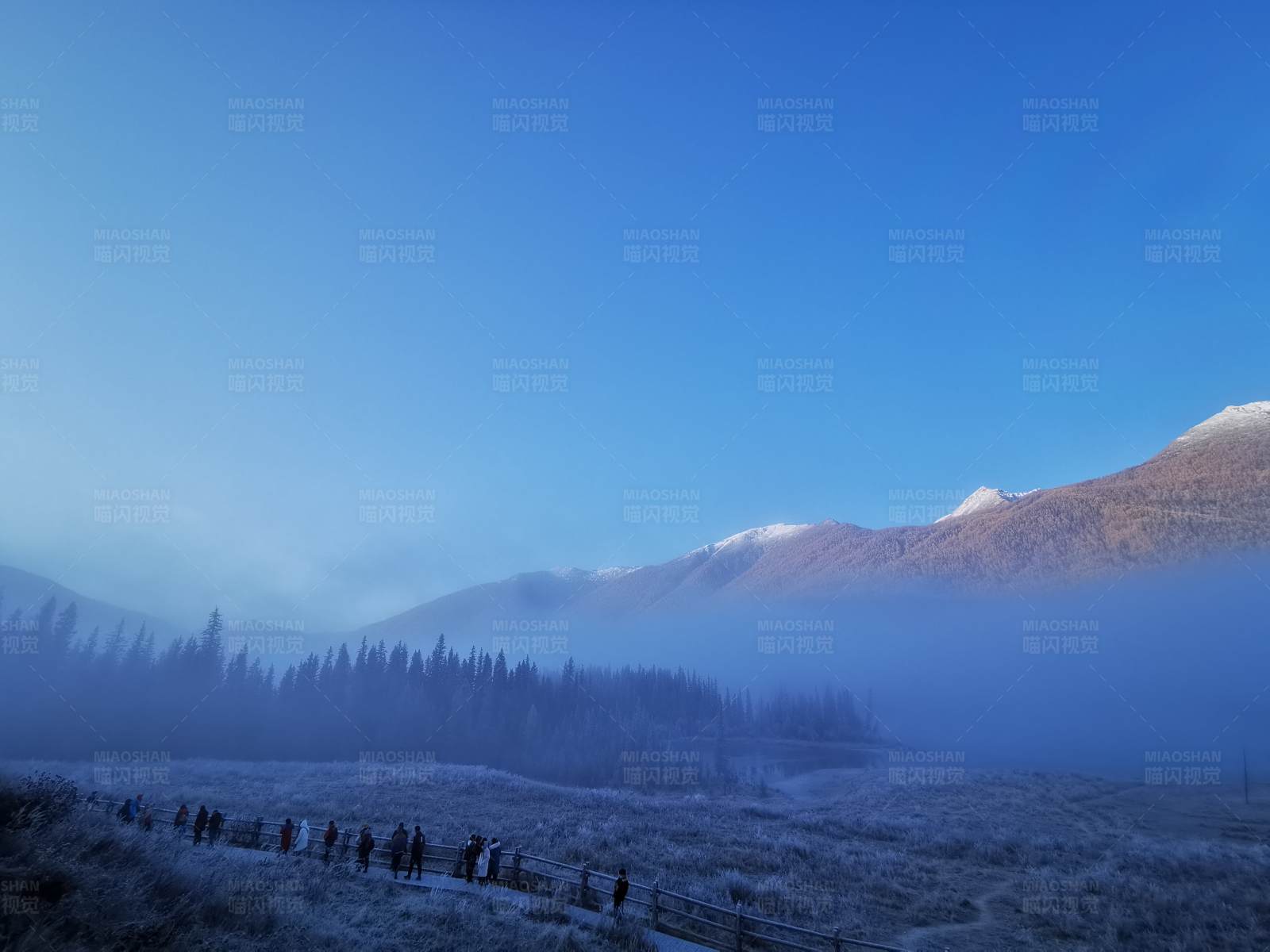 新疆晨雾中的山间徒步图片