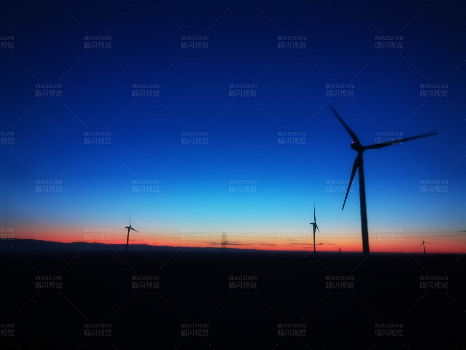 风车与黄昏，新疆，无人区，风车电力，空旷图片