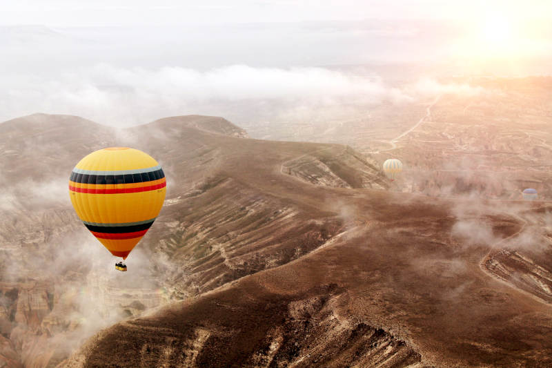 热气球飞跃山川，土耳其玫瑰峡谷图片