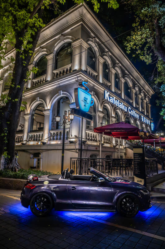 夜色下的咖啡馆与跑车图片