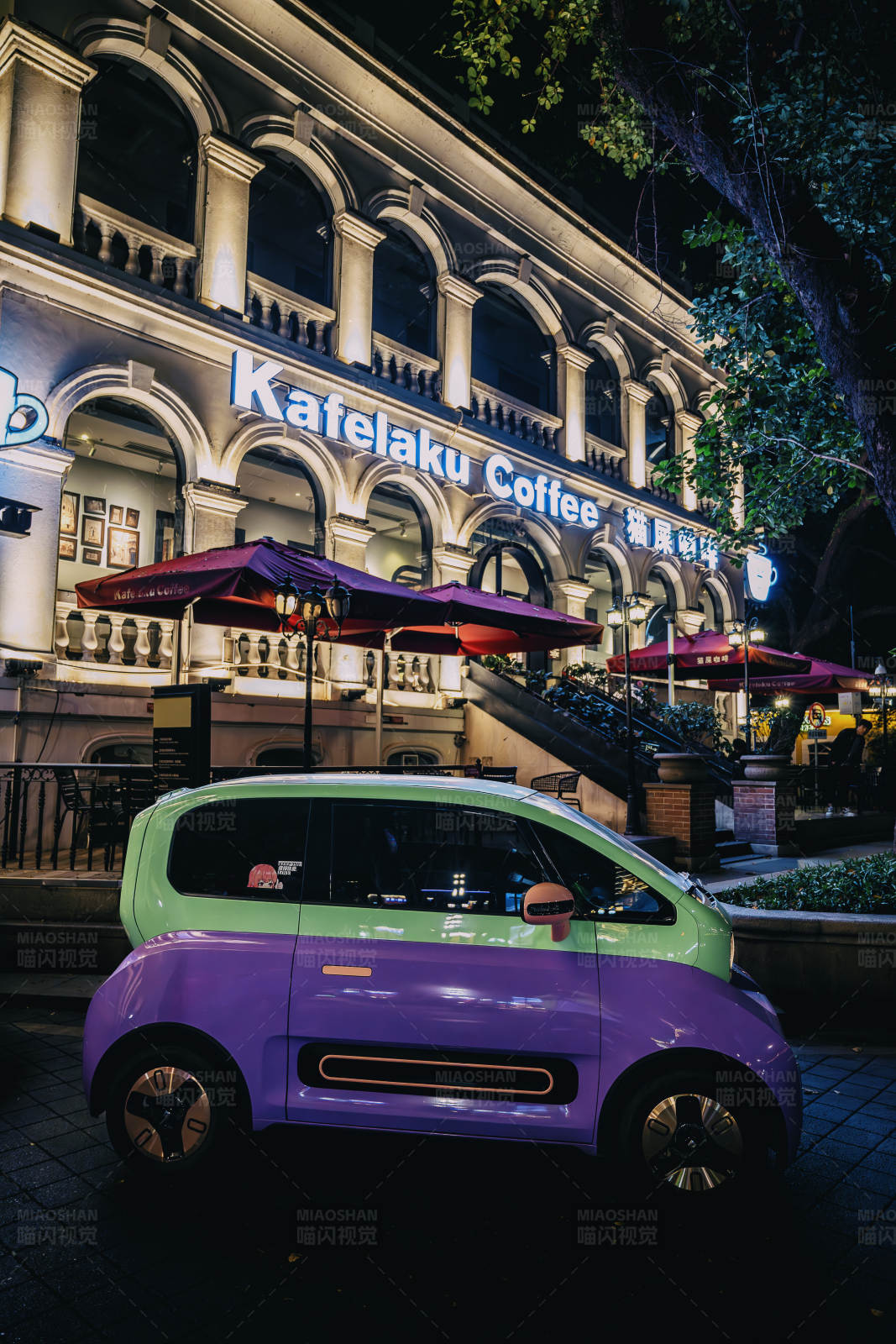 夜晚咖啡馆前的彩色车图片