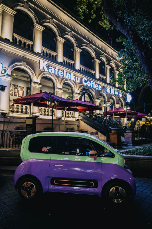 夜晚咖啡馆前的彩色车图片