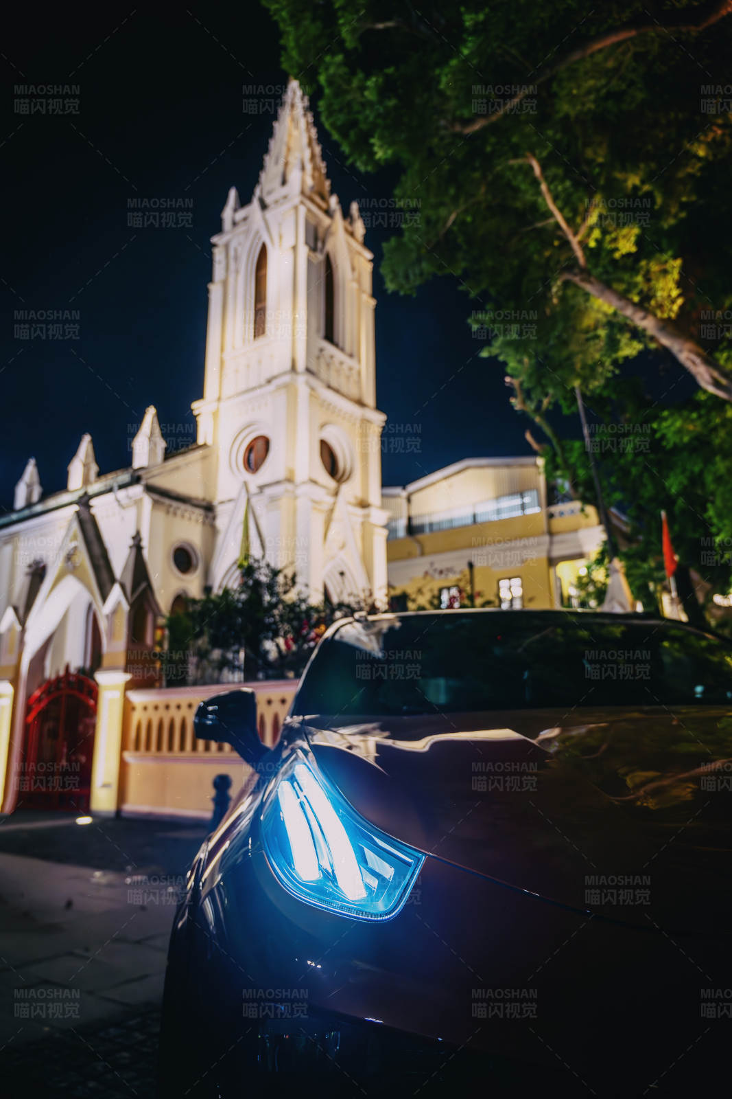 夜色下的教堂与豪车图片