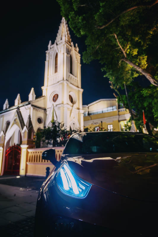 夜色下的教堂与豪车图片