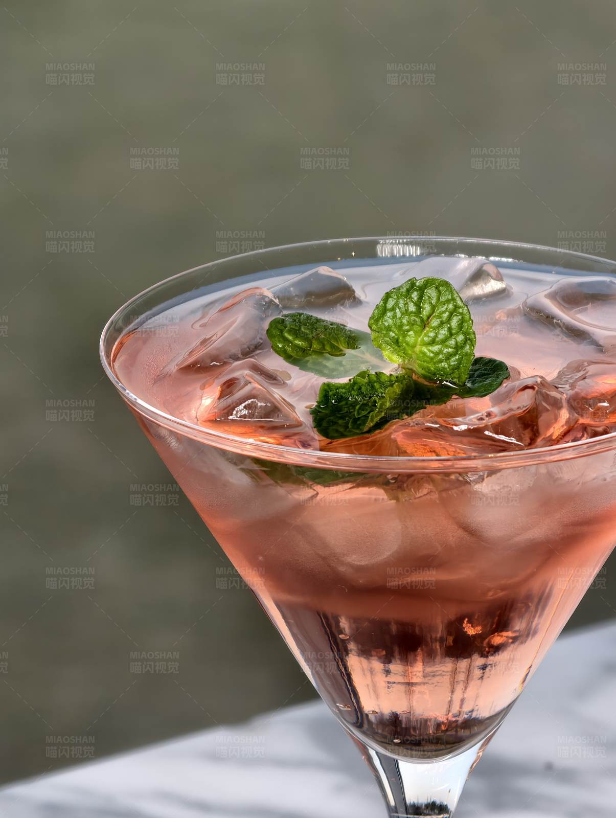粉色薄荷冰镇鸡尾酒图片