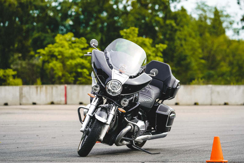 黑色摩托车与橙色锥标图片