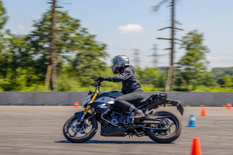 摩托车绕锥训练图片