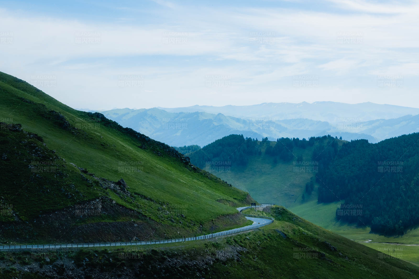 新疆喀纳斯的蜿蜒公路图片