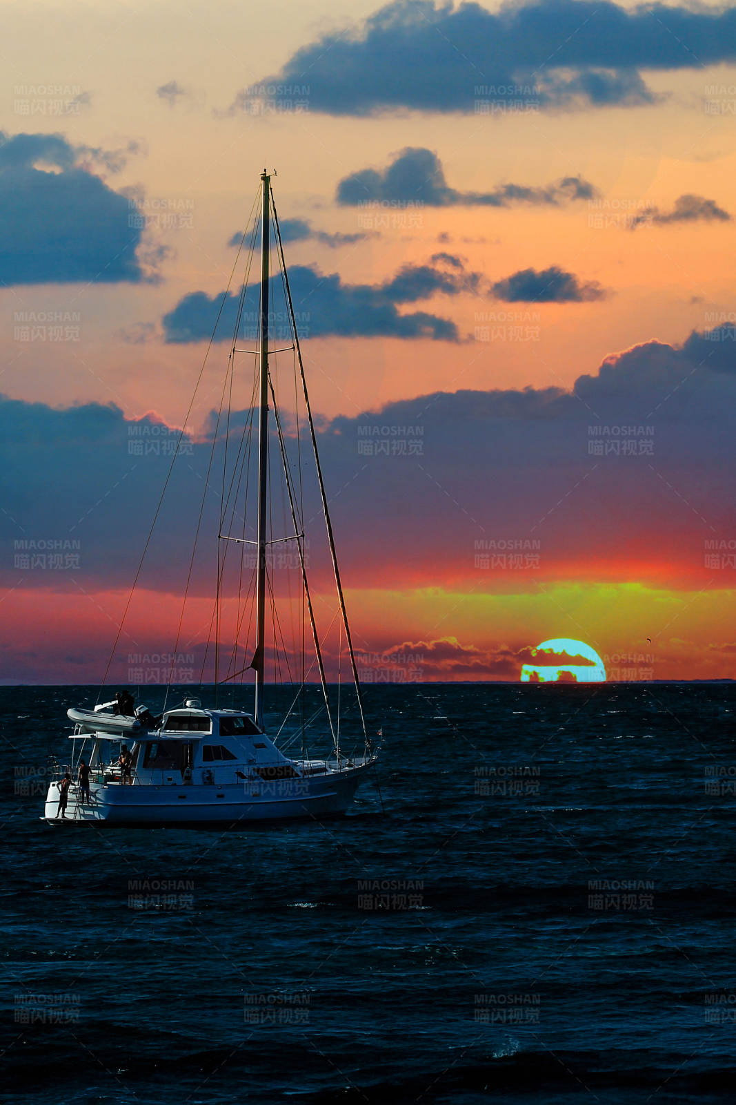 夕阳下的帆船图片
