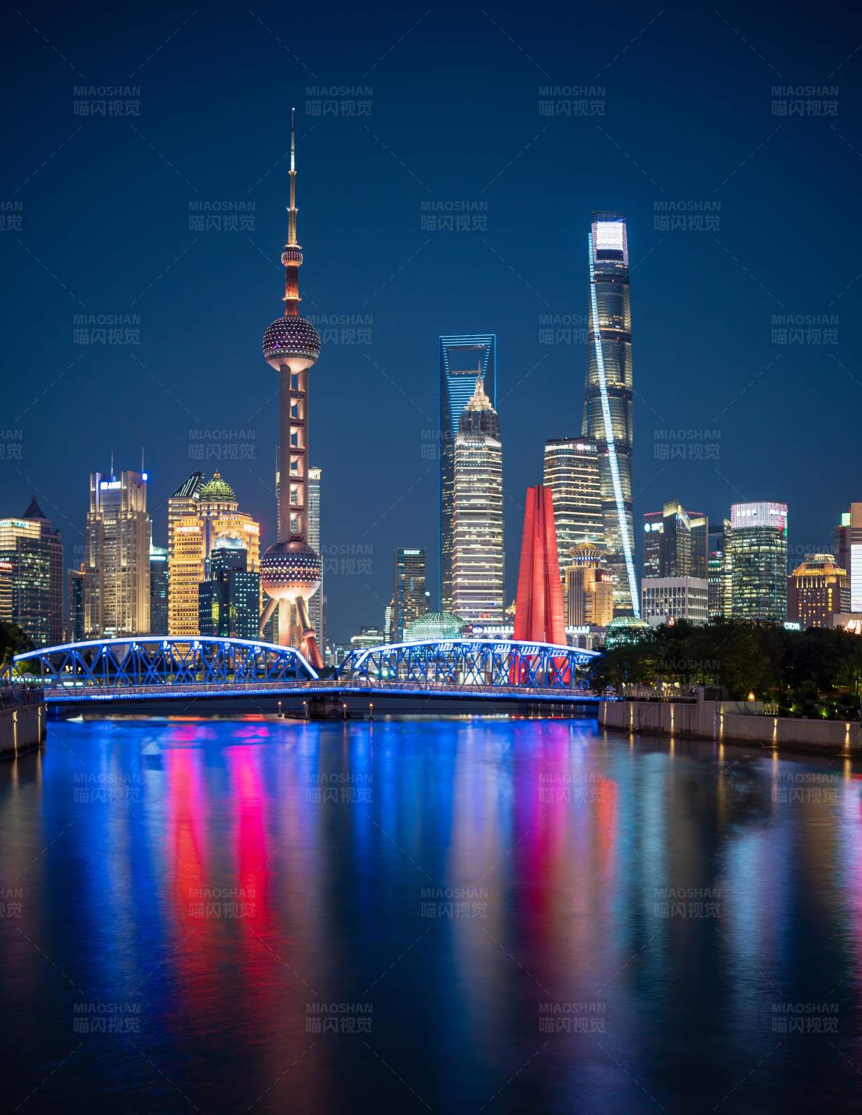 夜色中的上海天际线图片