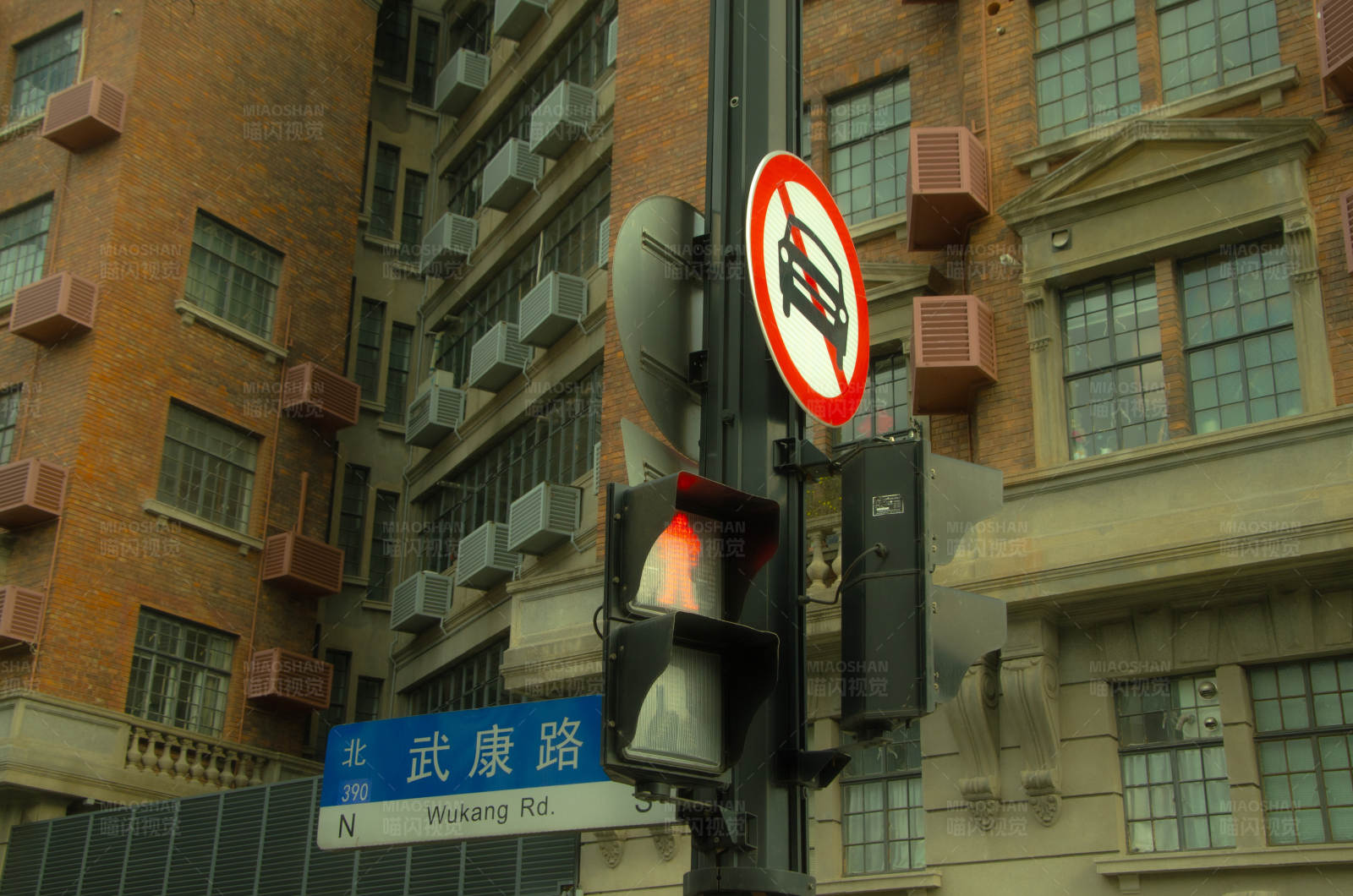 城市街道的交通信号灯图片