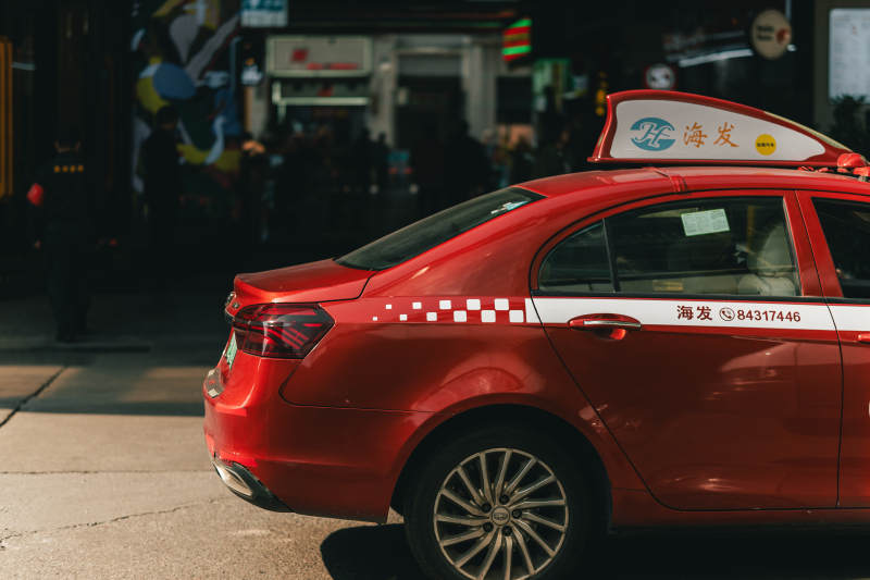 夜幕下的红色出租车图片