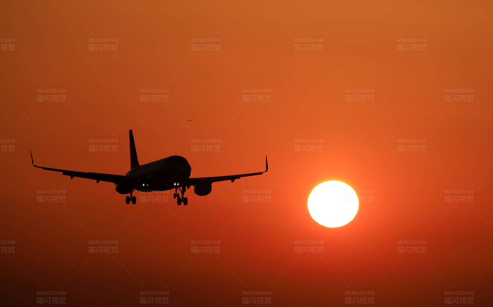夕阳下的飞机图片