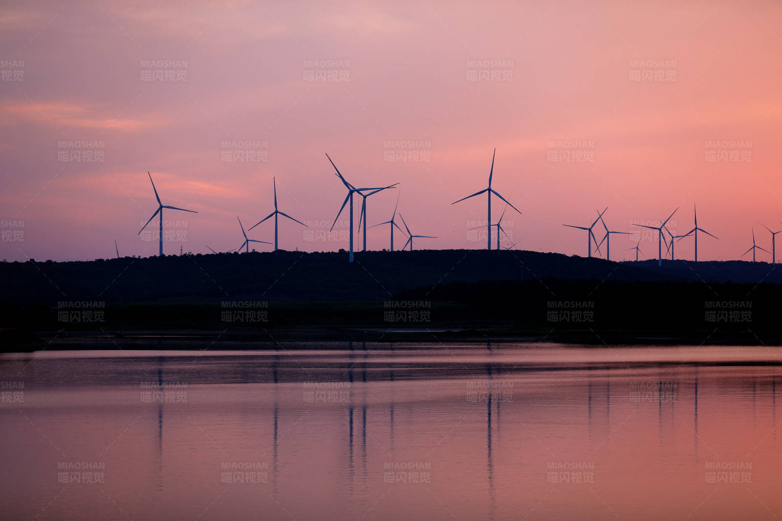 南京六合大泉水库的风车与夕阳图片