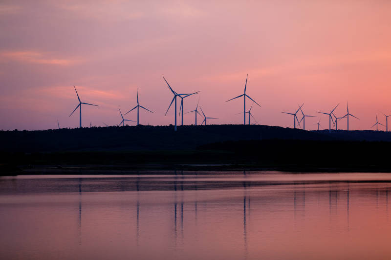 南京六合大泉水库的风车与夕阳图片
