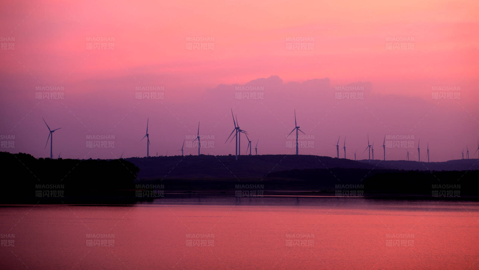 南京六合竹镇晚霞中的风力发电机组图片