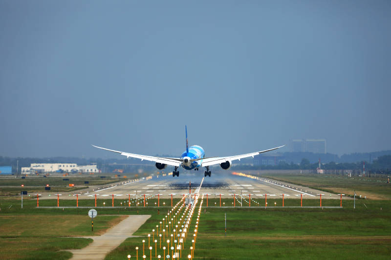 飞机降落跑道图片