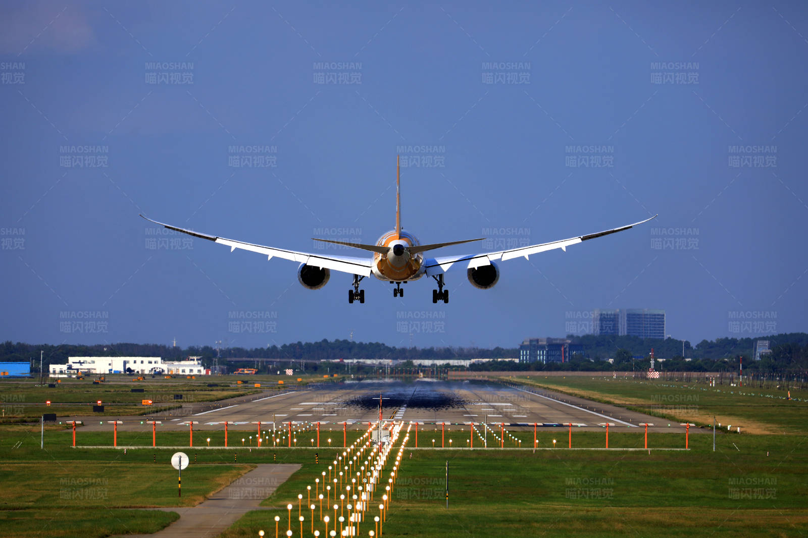 飞机降落图片
