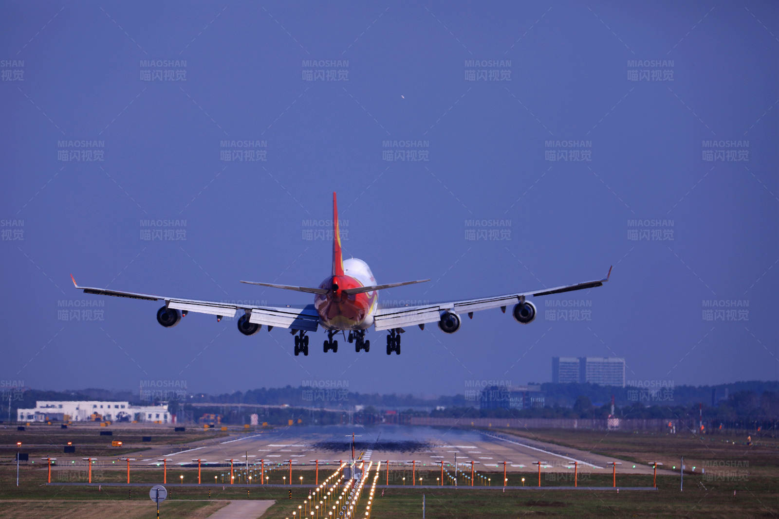 飞机降落黄昏时分图片