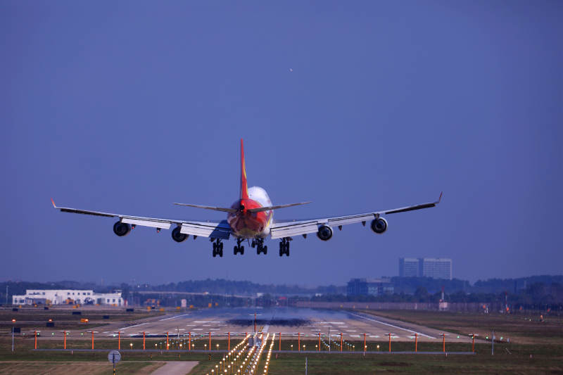 飞机降落黄昏时分图片