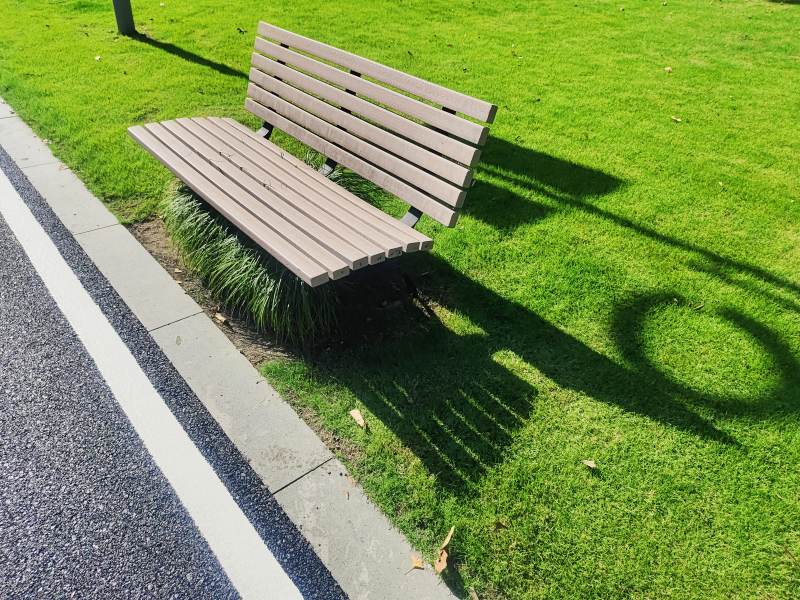 公园长椅与影子图片