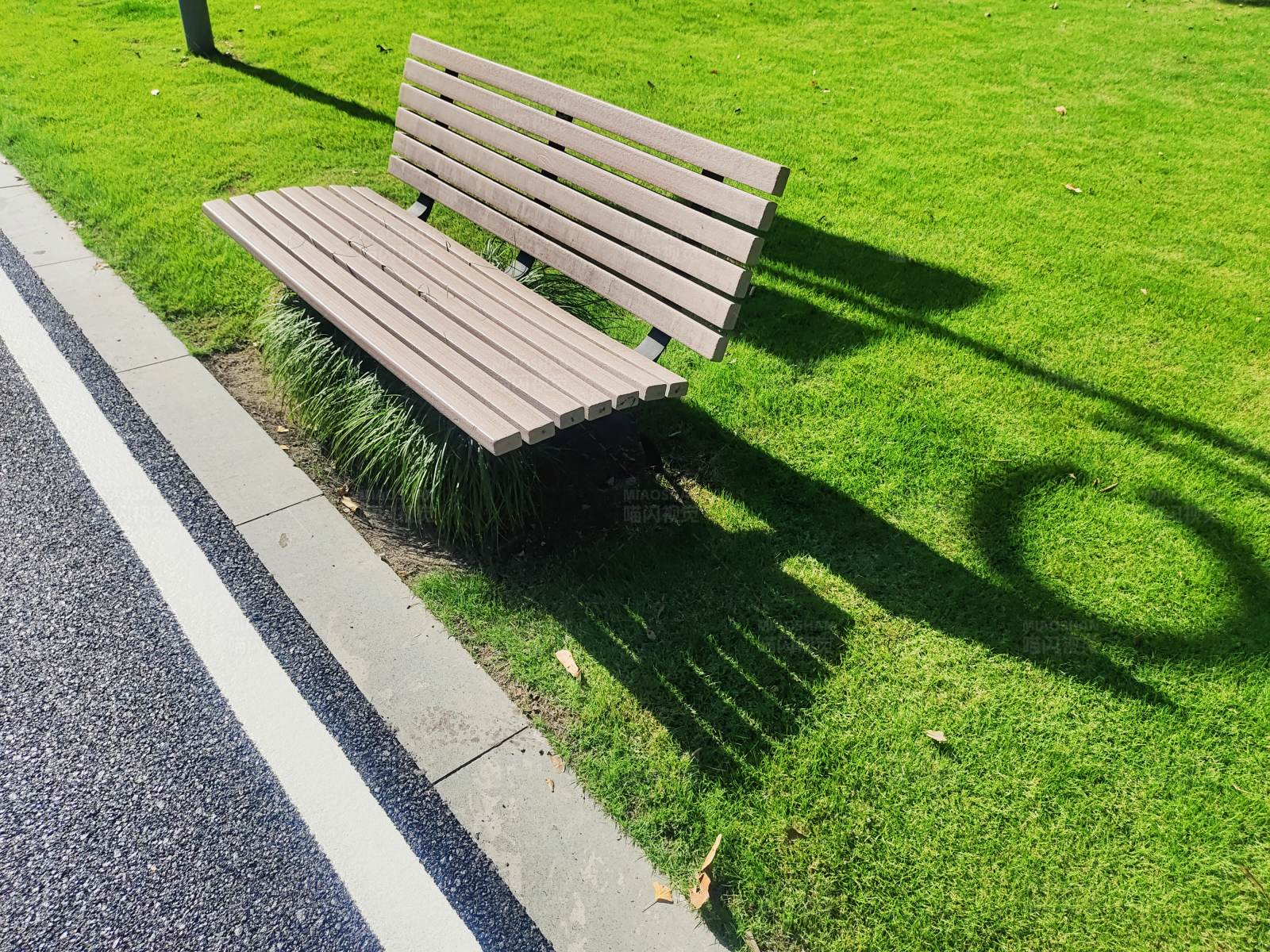 公园长椅与影子图片