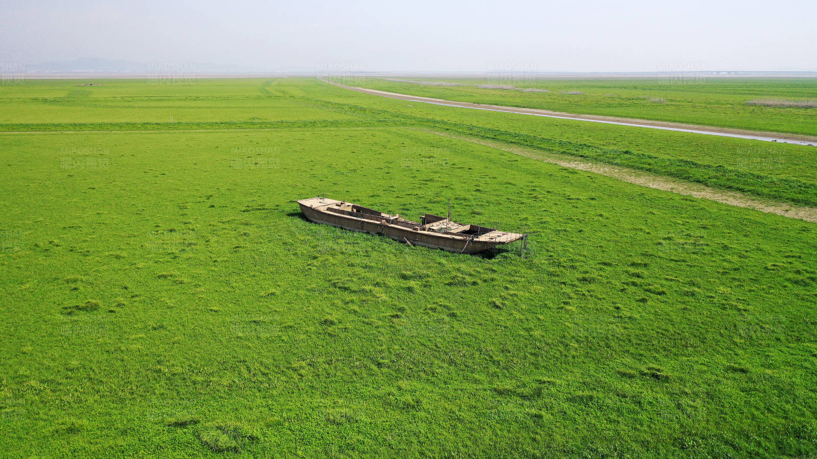 南京石臼湖湖床的沉船图片