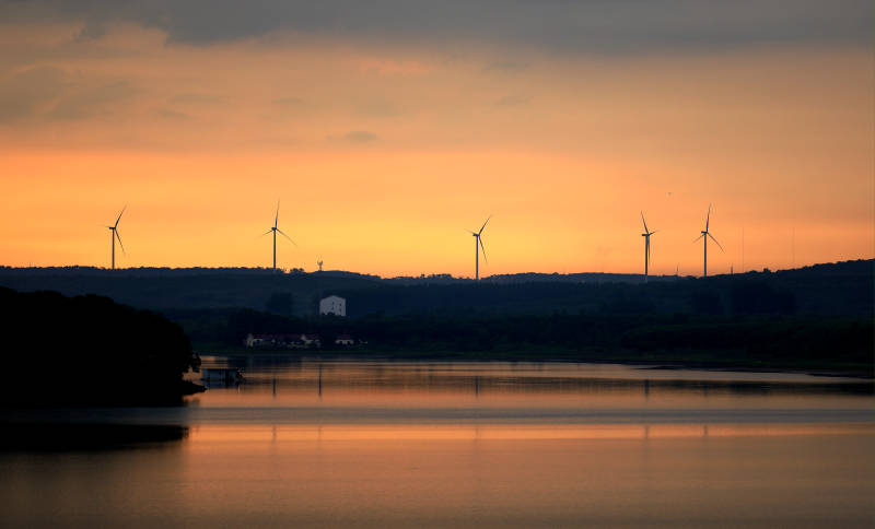 夕阳下的风车与湖光图片