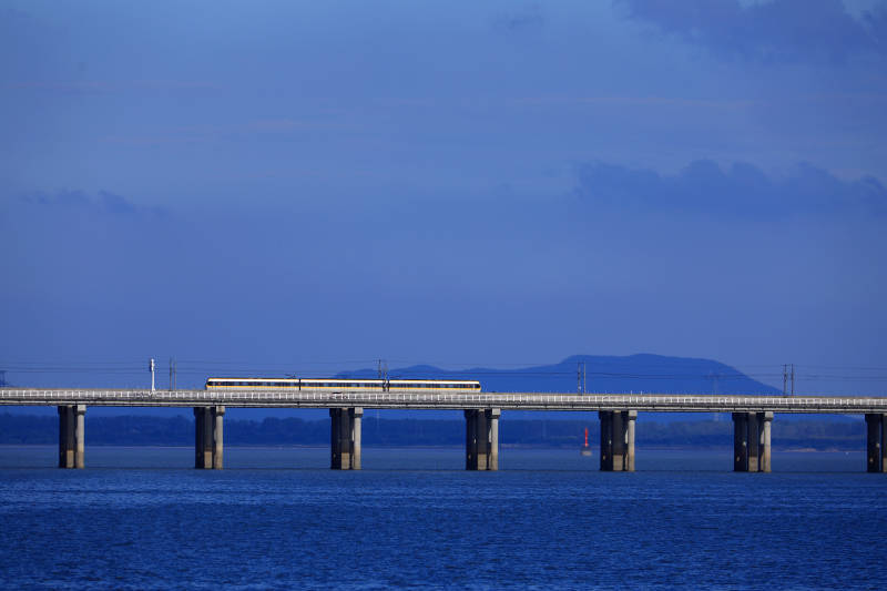地铁驶过南京石臼湖特大桥图片