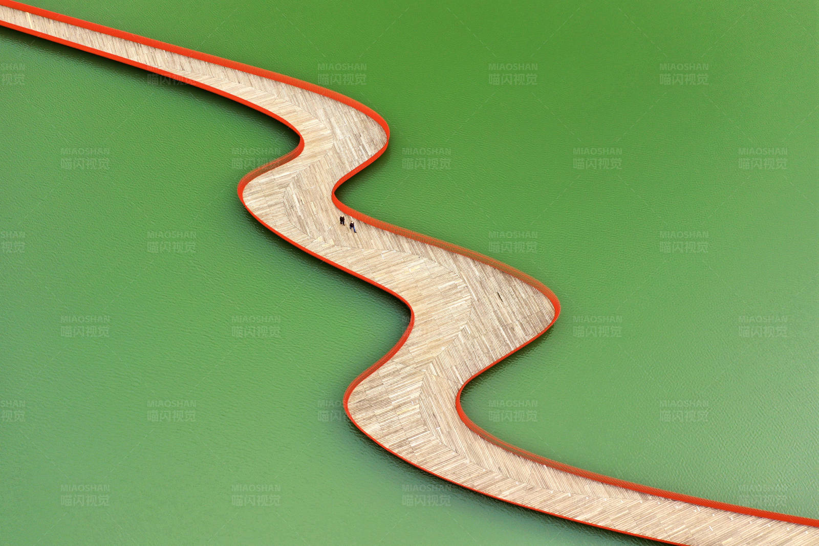 航拍苏州东沙湖步行桥图片