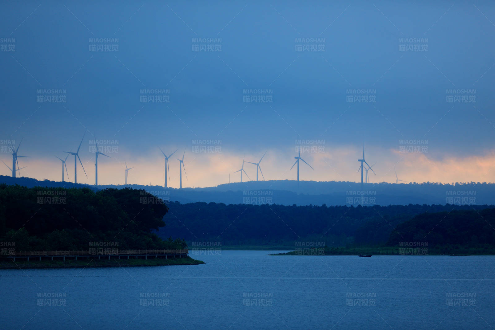 六合竹镇风车湖畔黄昏时图片