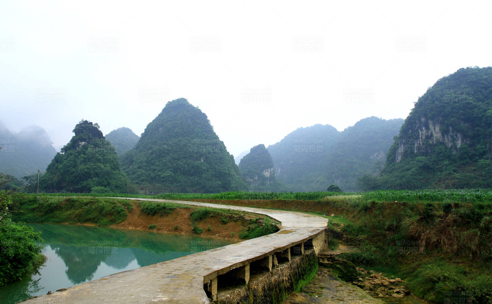 广西喀斯特地貌与乡村小桥图片