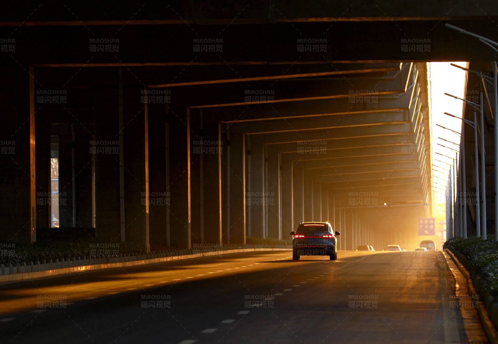 夕阳下的城市高架桥下光影美景图片