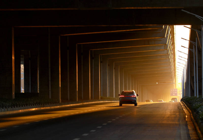 夕阳下的城市高架桥下光影美景图片